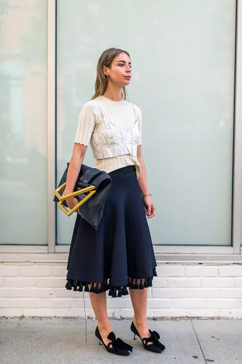 Модель в черной юбке миди и бежевой кофточке - уличная мода Нью-Йорка весна/лето 2017