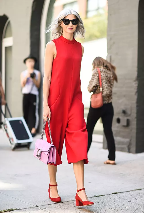 Модель в красном комбинезоне, туфли на низком каблуке и розовая сумочка - уличная мода Нью-Йорка весна/лето 2017