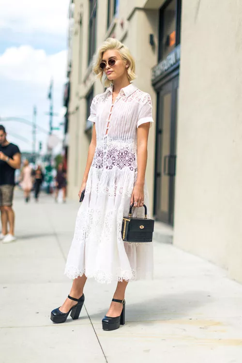 Модель в нежном белом платье, черные туфли с ремешком и сумочка - уличная мода Нью-Йорка весна/лето 2017