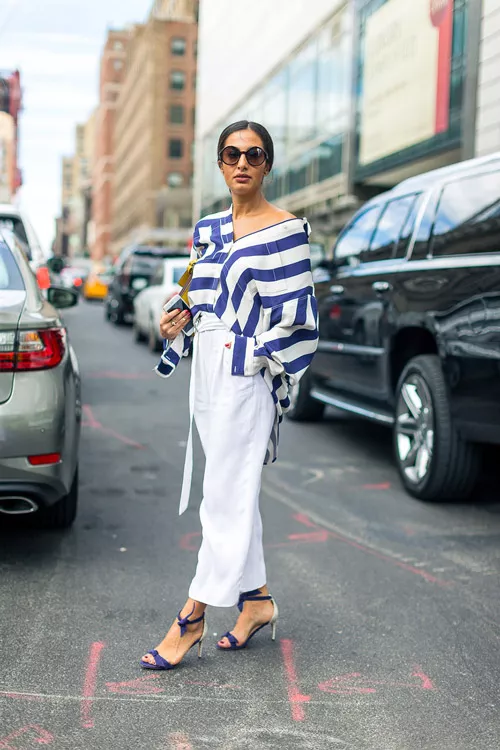 Nausheen Shah в белых брюках, бело-синяя блузка и босоножки - уличная мода Нью-Йорка весна/лето 2017