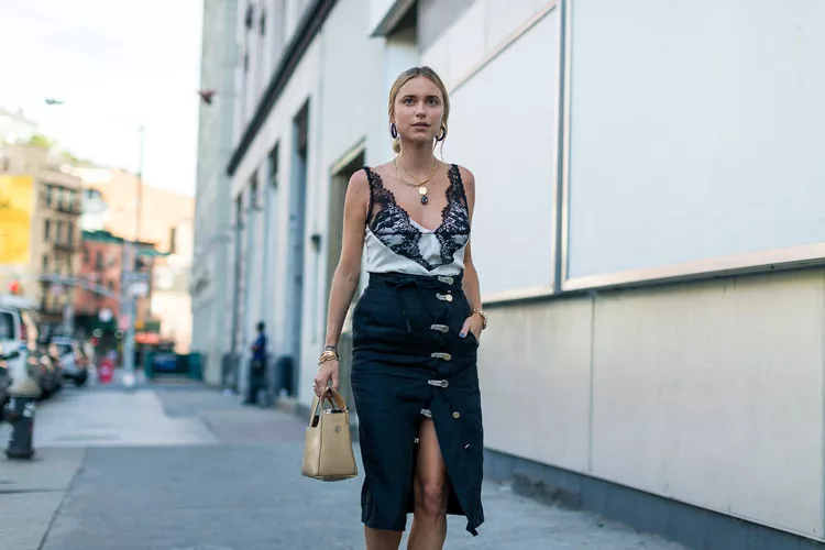 Pernille Teisbaek в черной юбке от Altuzarra, белый топ с кружевами - уличная мода Нью-Йорка весна/лето 2017