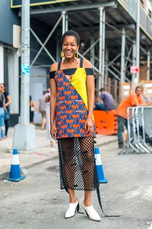 Tamu Macpherson в оригинальном платье - уличная мода Нью-Йорка весна/лето 2017