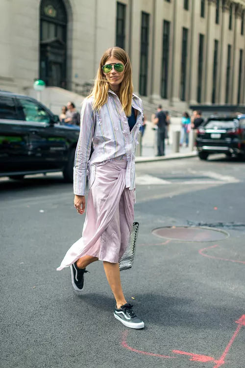 Veronika Heilbrunner в розовой юбке миди, рубашка и кеды - уличная мода Нью-Йорка весна/лето 2017