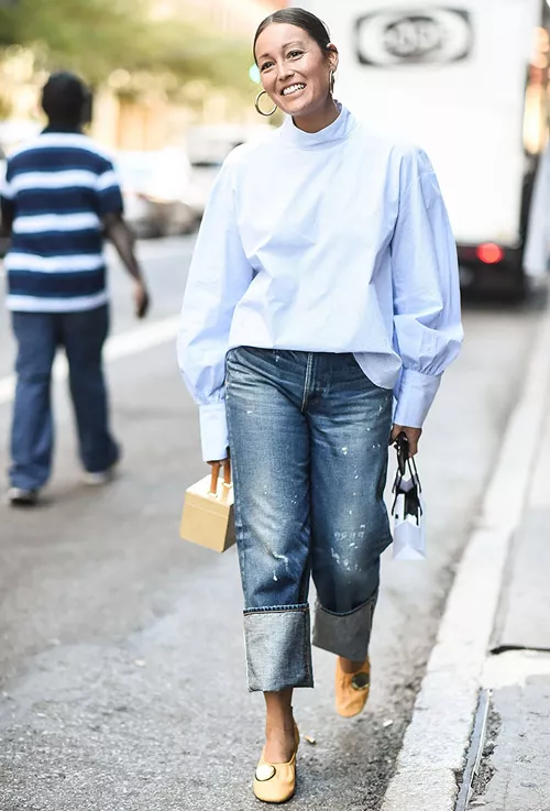 Женжина в подвернутых джинсах и блузе с широкими рукавами - уличная мода Нью-Йорка весна/лето 2017