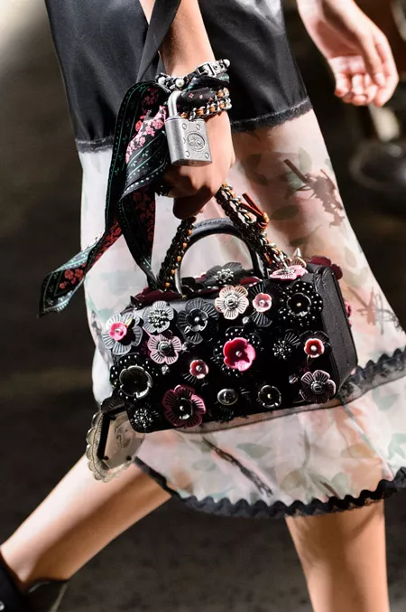 Черная сумка чемодан с цветочками от Coach - модные сумки весна-лето 2017