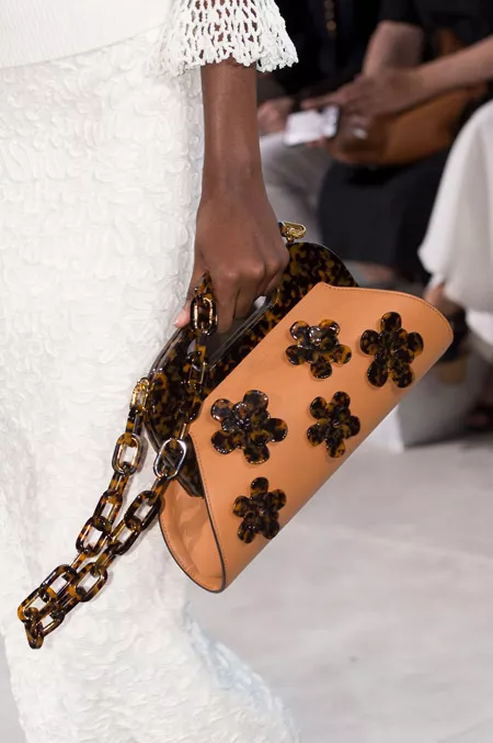 Красивая коричневая сумочка с цветочками от Michael Kors - модные сумки весна-лето 2017