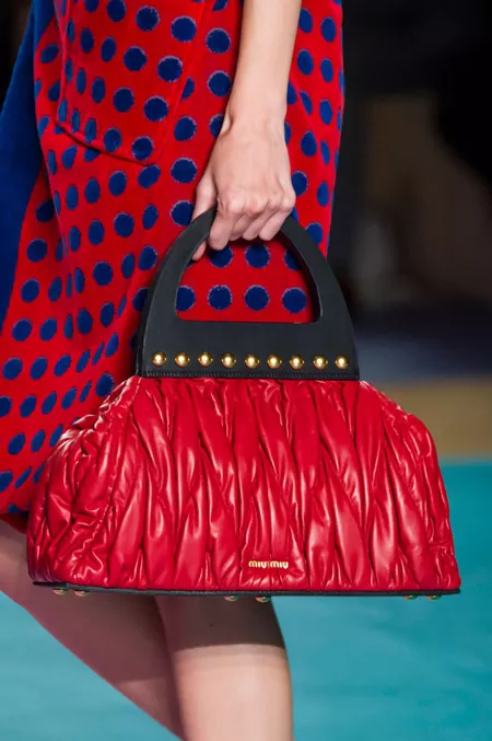 Красная сумка саквояж от Miu Miu - модные сумки весна-лето 2017