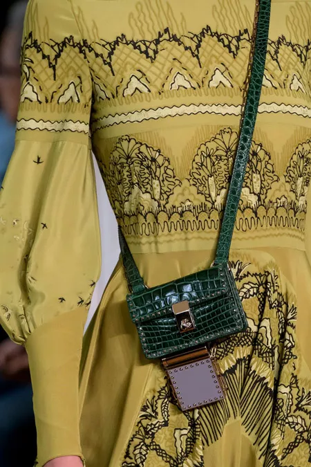 Маленькая зеленая сумочка от Valentino - модные сумки весна-лето 2017