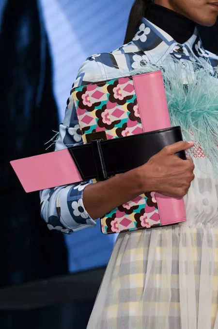 Розовая сумка конверт с большим язычком от Prada - модные сумки весна-лето 2017