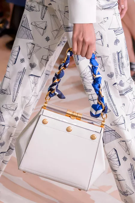 Стильная белая сумка с лентой в ручке от Tory Burch - модные сумки весна-лето 2017