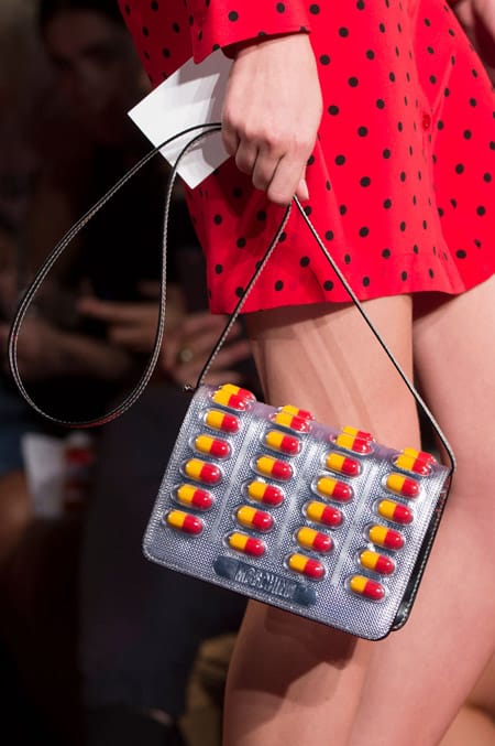 Сумка пачка таблеток от Moschino - модные сумки весна-лето 2017