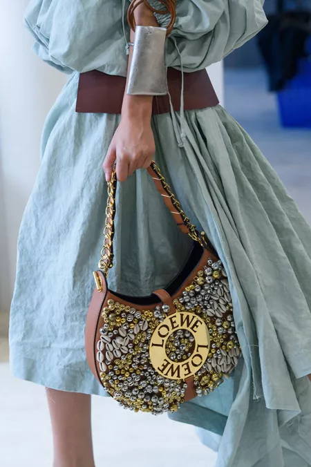 Сумка седло украшенная жемчужинами от Loewe - модные сумки весна-лето 2017