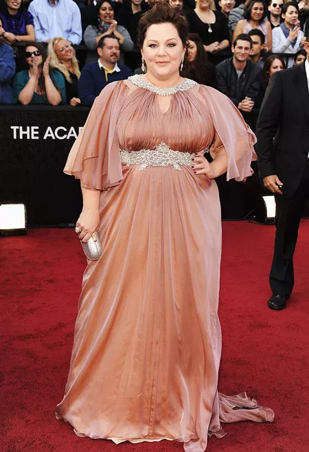 Мелисса Маккарти в персиковом платье