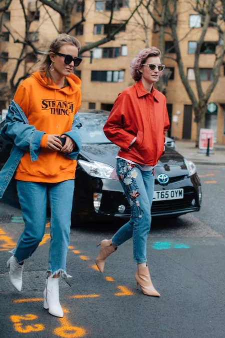 Девушка в джинсах и оранжевой толстовке, фото Sandra Semburg