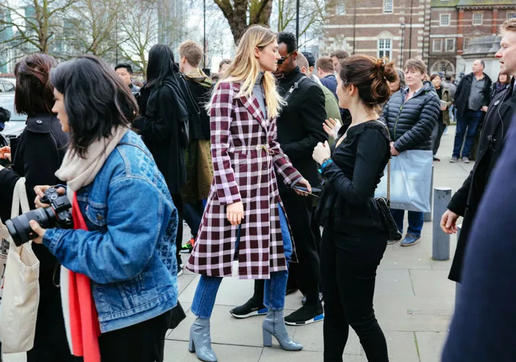 Megan Reynolds в джинсах и пальто в клетку от Christopher Kane, фото Phil Oh