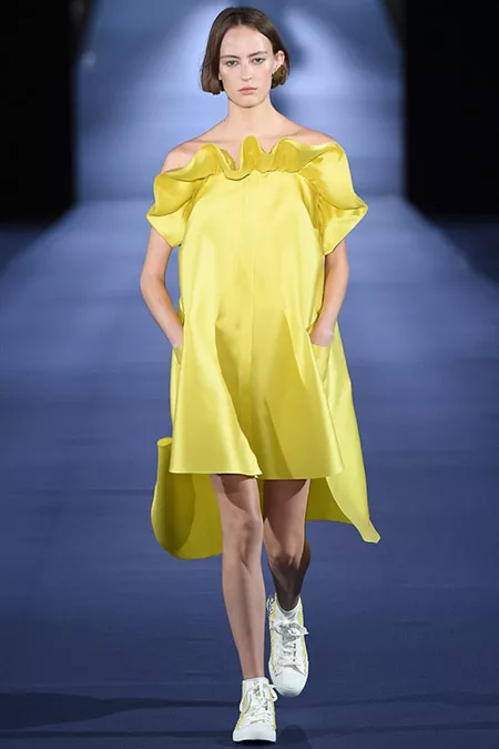 Модель в желтом платье с рюшами от alexis mabille