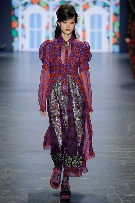 Модель в фиолетовом платье с красными цветами от anna sui