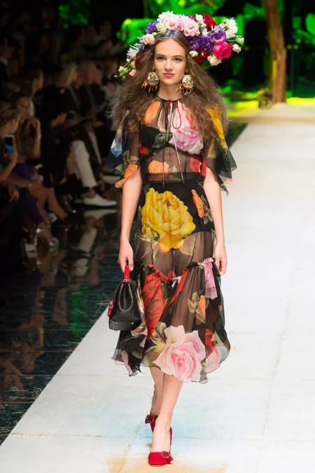 Модель в черном полупрозрачном платье с большими цветами от dolce gabbana