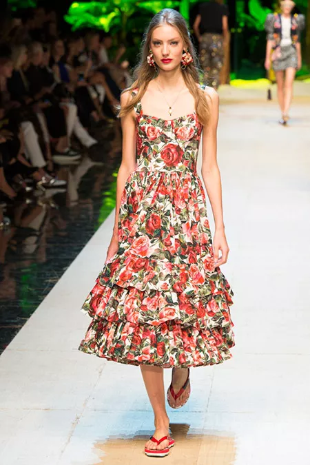 Модель в платье с красными цветами от dolce gabbana