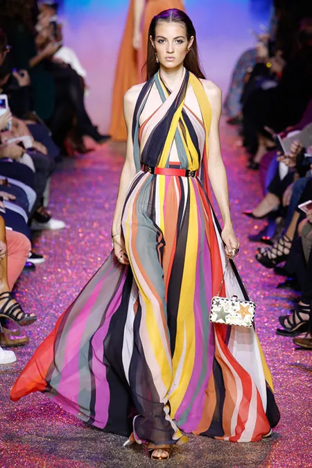 Модель в разноцветном платье вертикальную полоску от elie saab