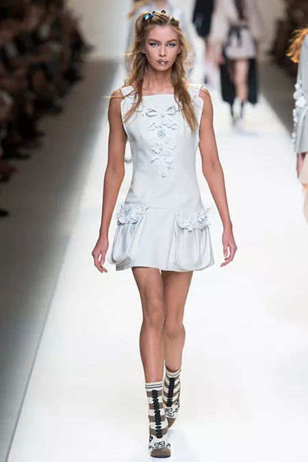 Модель в белом платье с накладными карманами от fendi