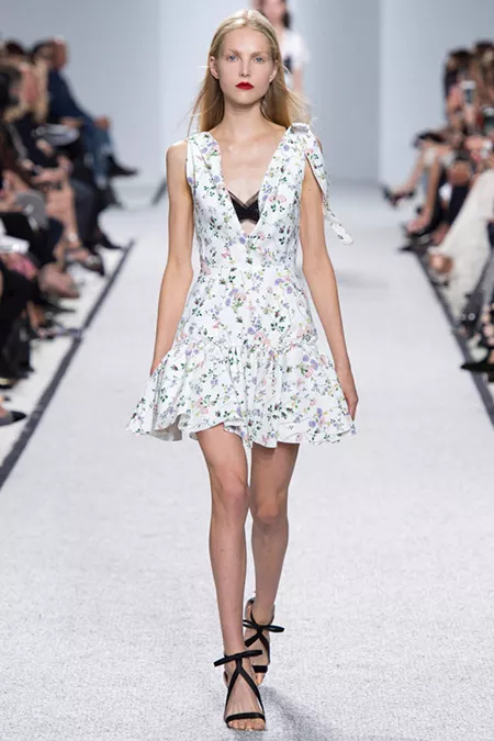 Модель в белом платье с цветами от giambattista valli