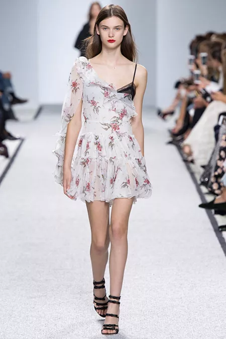 Модель в легком платье в цветочек от giambattista valli