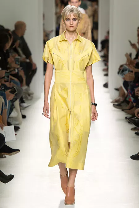 Модель в желтом платье на молнии от hermes