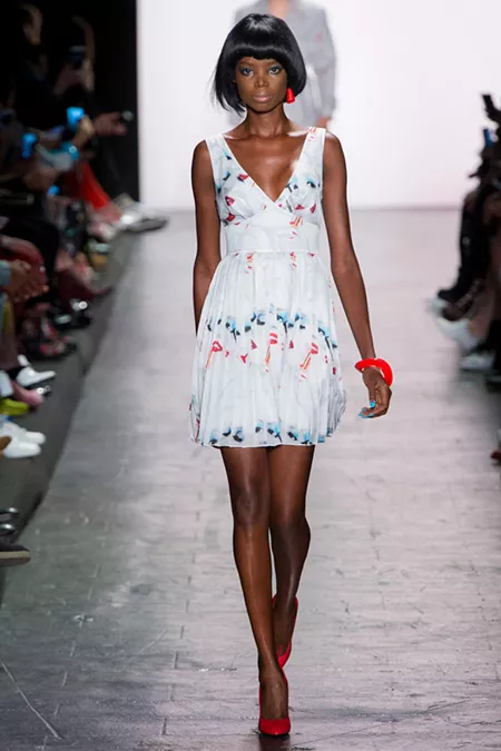 Модель в белом летнем платье от jeremy scott