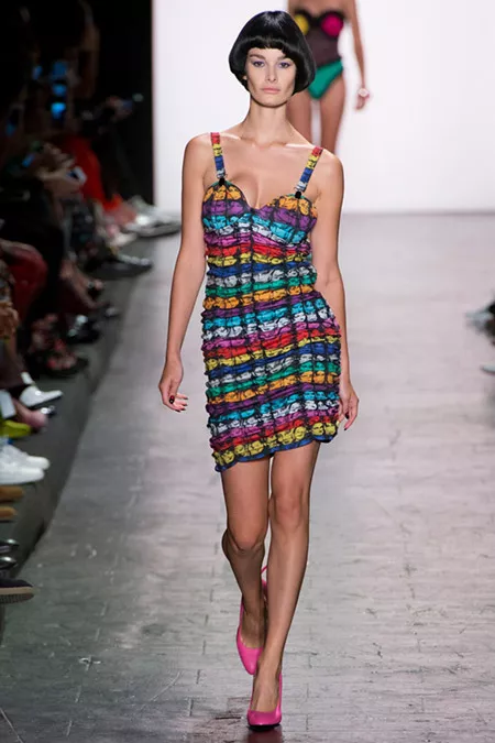 Модель в ярком платье на лямках от jeremy scott