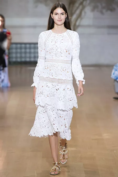 Модель в белом круженом платье от oscar de la renta