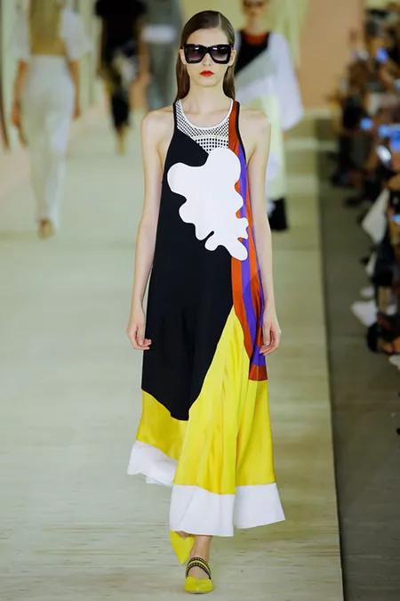 Модель в ярком длинном платье от roksanda