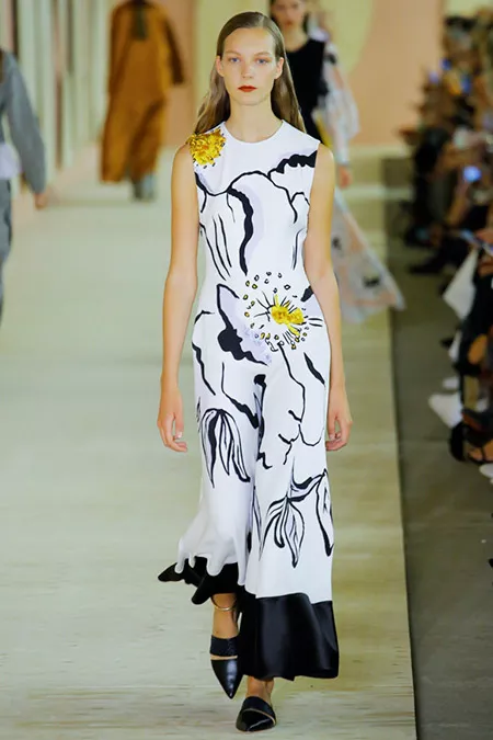 Модель в белом платье с черными узорами от roksanda