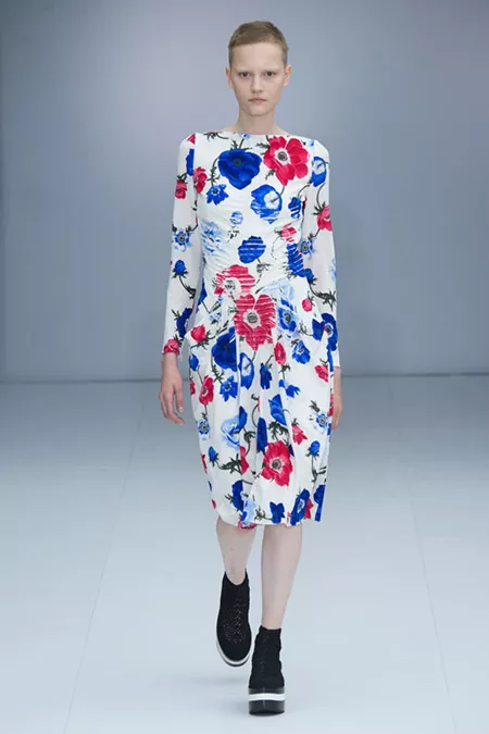 Модель в белом платье в сине-красные цветы от salvatore ferragamo