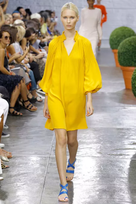 Модель в желтом просторном платье от tibi