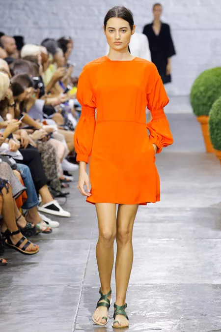 Модель в оранжевом платье от tibi