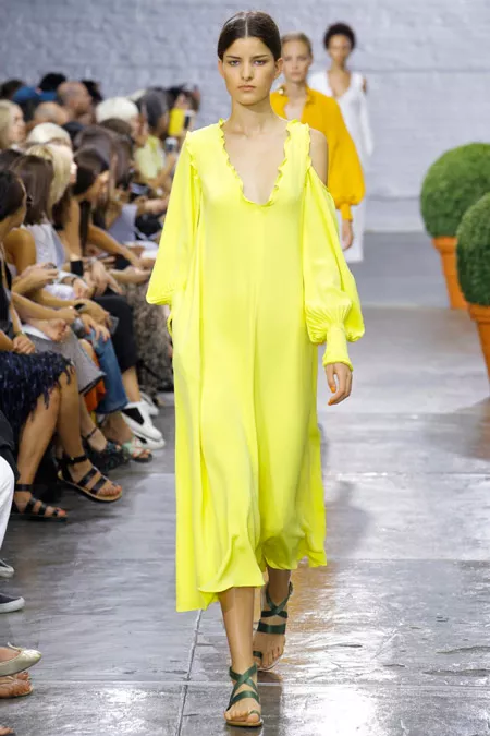 Модель в желтом платье свободного кроя от tibi