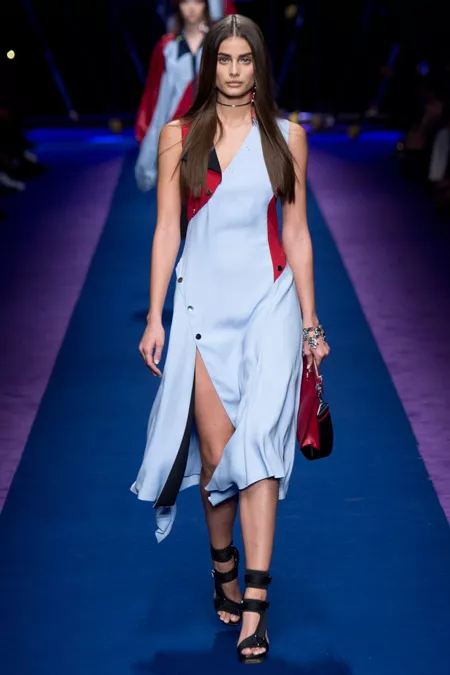 Модель в голубом платье с разрезом до бедра от versace