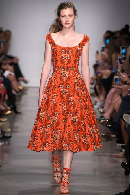 Модель в оранжевом платье с цветочным принтом от zac posen