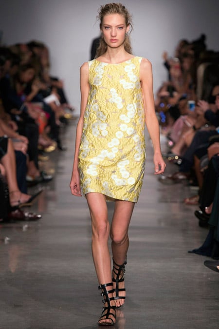 Модель в желтом мини платье