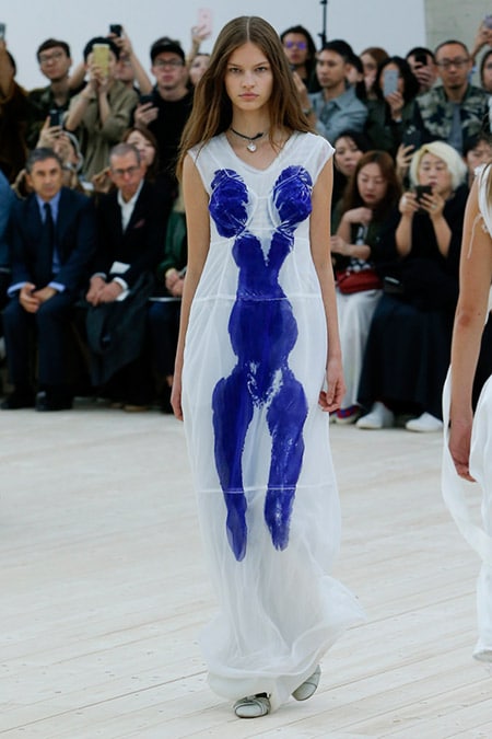 Модель в белом платье с синими пятнами от celine