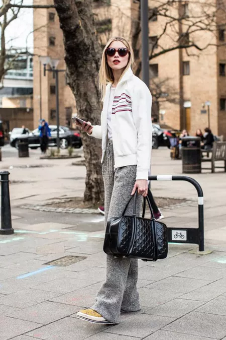 Модел в серых штанах и белая куртка, фото Sandra Semburg