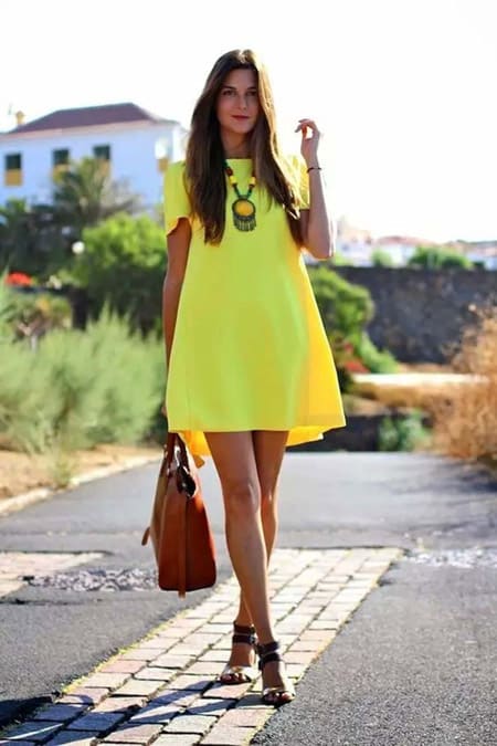 Девушка в лимонном платье