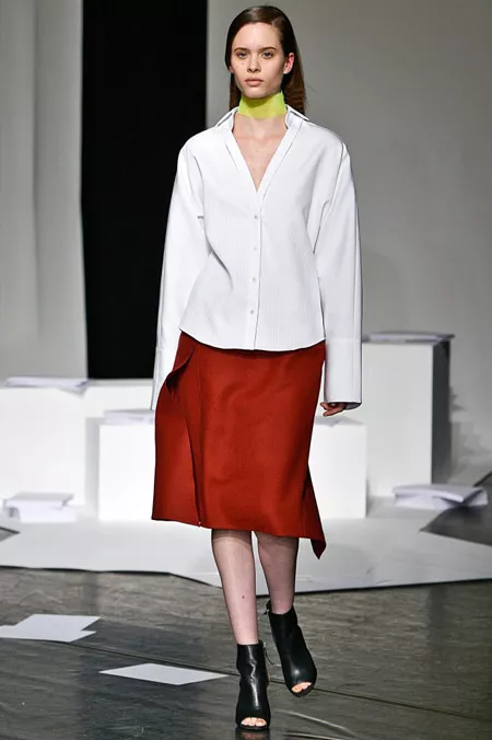 Модель в широкой белой блузке