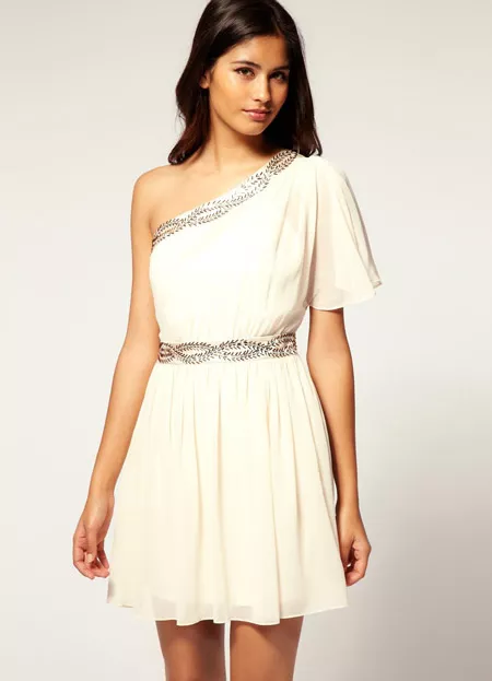Девушка в коротком белом платье на одно плечо