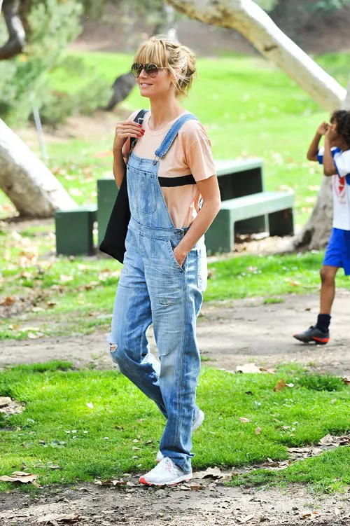 Хайди Клум в джинсовом комбинезоне, кремовой футболке и кроссовках