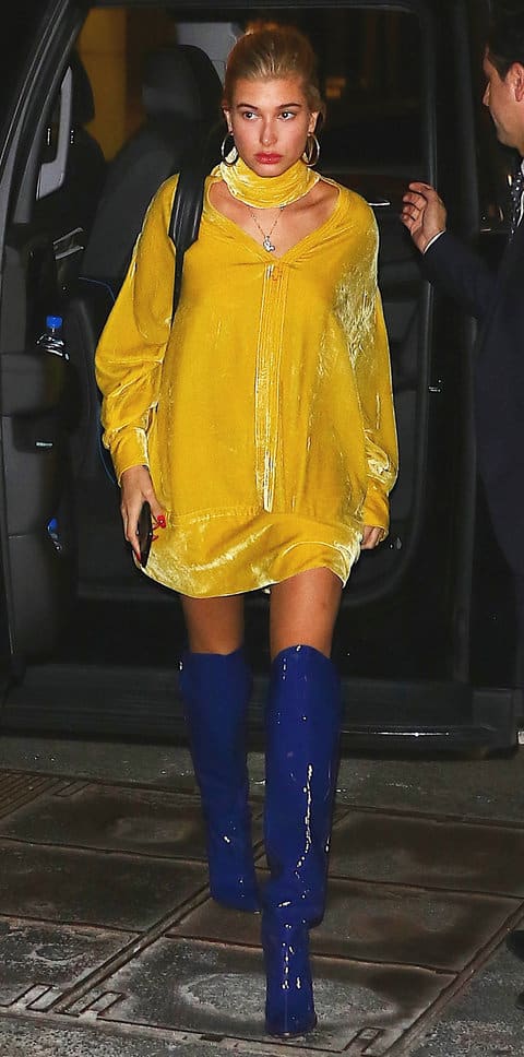 Хейли Род Болдуин в желтом платье и синих ботфортах