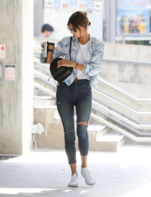 Alessandra Ambrosio в рваных джинсах, белая футболка и бомбер