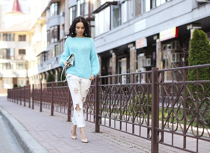 Девушка в белых рваных джинсах, мятный свитер и туфли