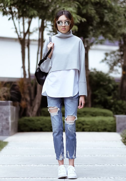 Девушка в рваных джинсах, удлиненная рубашка и укороченная водолазка с длинным рукавом
